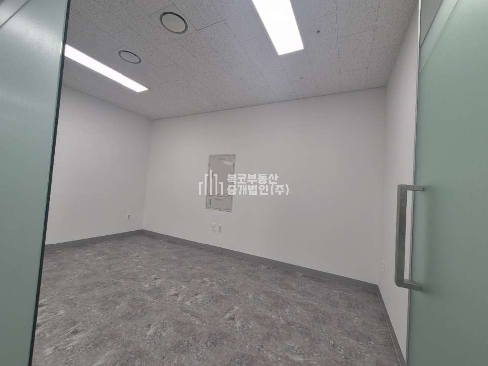 서울 금천구 가산동 가산어반워크II동 고급인테리어로 룸4개와 창고까지 있는 실용적인 사무실 월세 매물번호 10071 사진 9