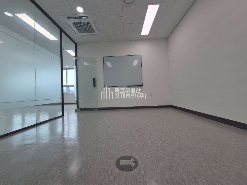 서울 금천구 가산동 현대테라타워가산DK동 현장사진O 가디역 3분, 룸2, 탕비실, 탁트인뷰, 속시원한 사무실 월세 매물번호 10075 사진 2