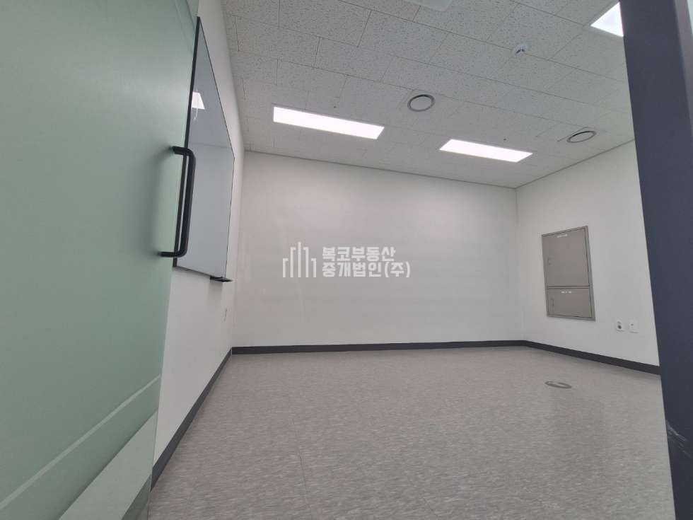 서울 금천구 가산동 현대테라타워가산DK동 현장사진O 가디역 3분, 룸2, 탕비실, 탁트인뷰, 속시원한 사무실 월세 매물번호 10075 사진 3